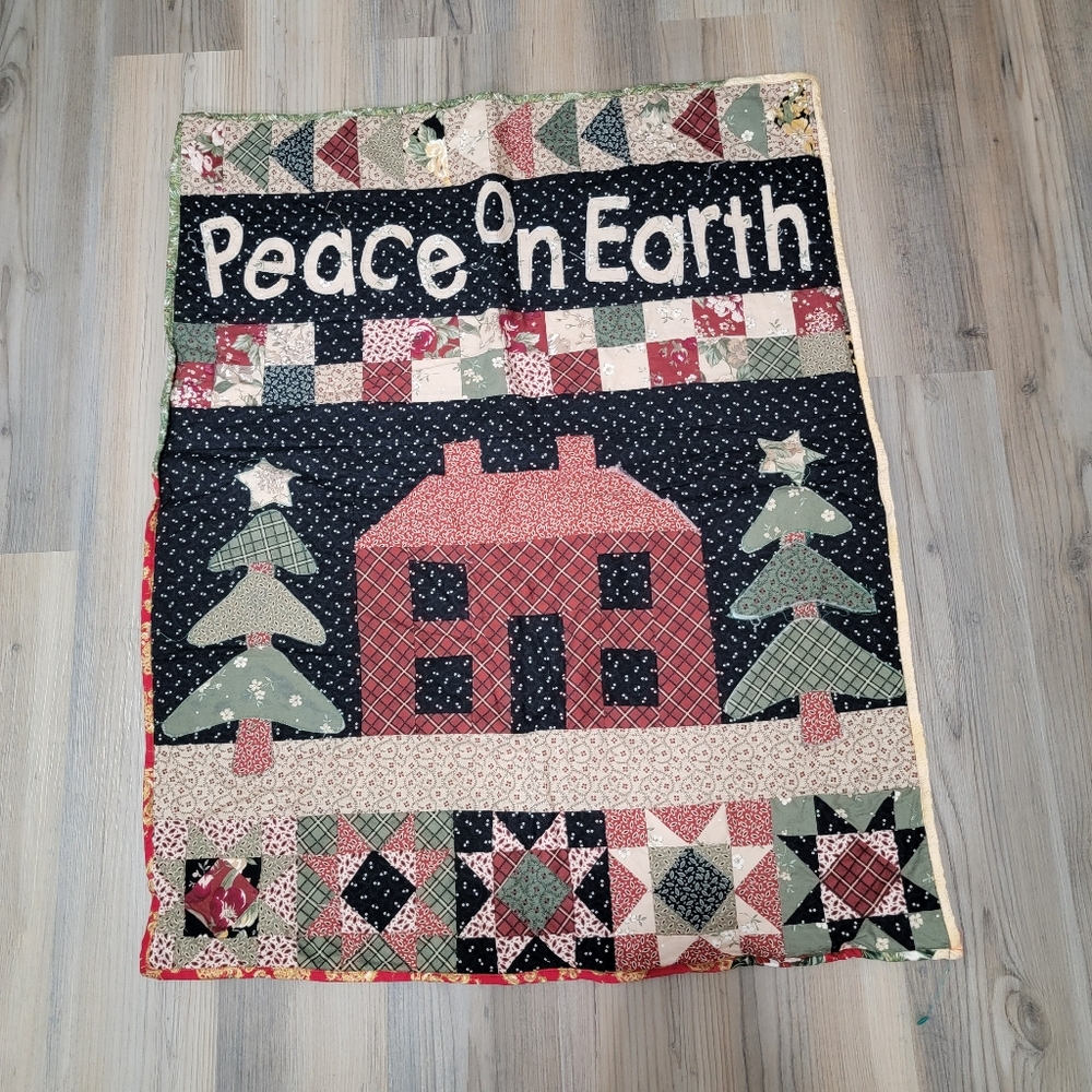 Peace On Earth Handmade Quilted Wall Hanging 28"Wx34L Christmas Cottage - Picture 1 of 3